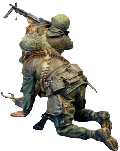 1/35 WWII German Machine Gunner Crawling with MG42, Resin Model Figure Kit, Unassembled and Unpainted