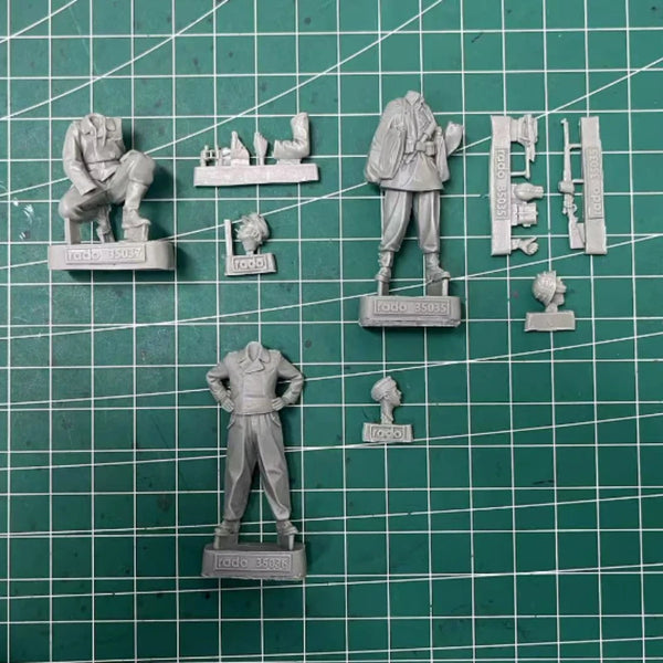 1/35 WWII German Tank Crew in Combat Positions, 3 Figures, Resin Model Figure Kit, Unassembled and Unpainted