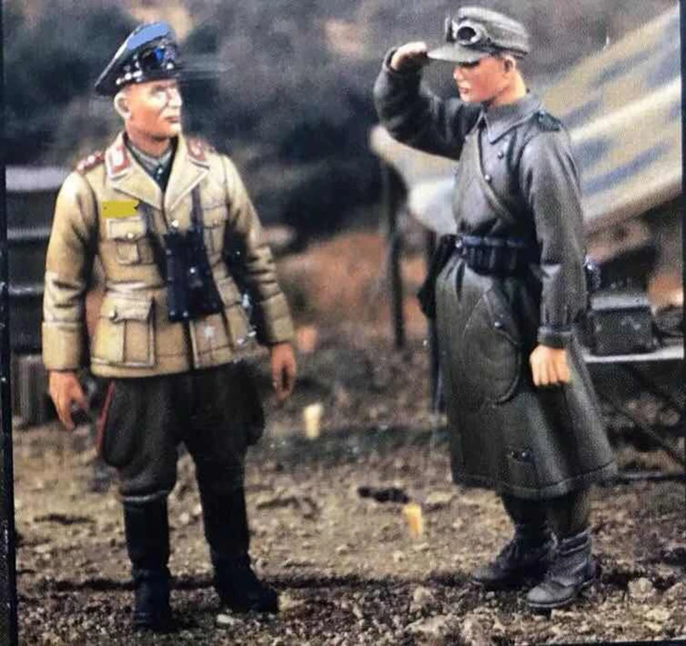1/35 WWII German Officers Observing Battlefield, 2 Figures, Resin Model Figure Kit, Unassembled and Unpainted