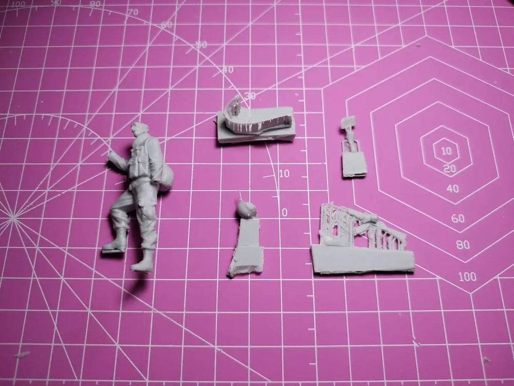 1/35 Modern Infantry Soldiers with Combat Gear, 4 Figures, Resin Model Figure Kit, Unassembled and Unpainted