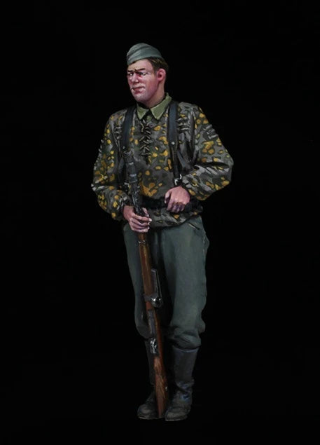 1/35 WWII German Officers Standing with Riding Crops, 2 Figures, Resin Model Figure Kit, Unassembled and Unpainted