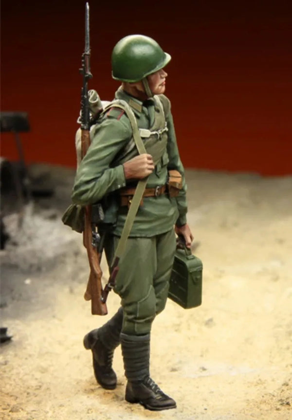 1/35 WWII Soviet Infantryman Kursk, Resin Model Figure Kit, Unassembled and Unpainted