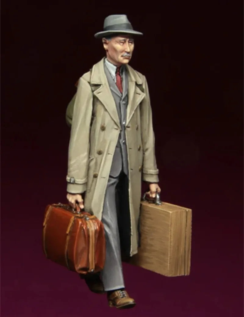 1/35 WWII European Refugees with Luggage, 4 Figures, Resin Model Figure Kit, Unassembled and Unpainted