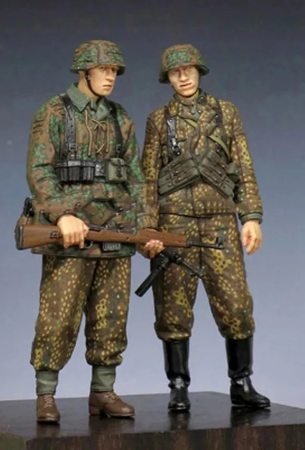1/35 WWII German Squad in Splinter Camouflage, 2 Figures, Resin Model Figure Kit, Unassembled and Unpainted