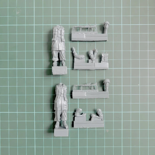 1/35 WWII German Paratroopers Assaulting, 2 Figures, Resin Model Figure Kit, Unassembled and Unpainted