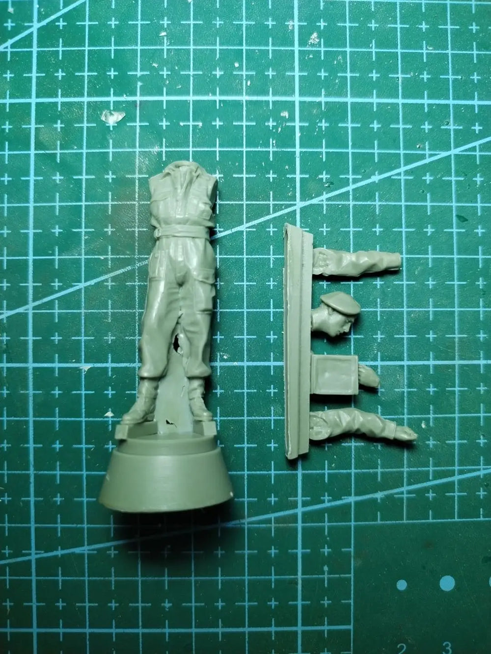 1/35 WWII British Soldier in Beret with Satchel, Resin Model Figure Kit, Unassembled and Unpainted