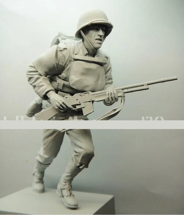 1/16 WWI British Infantryman Advancing with Fixed Bayonet, Resin Model Figure Kit, Unassembled and Unpainted