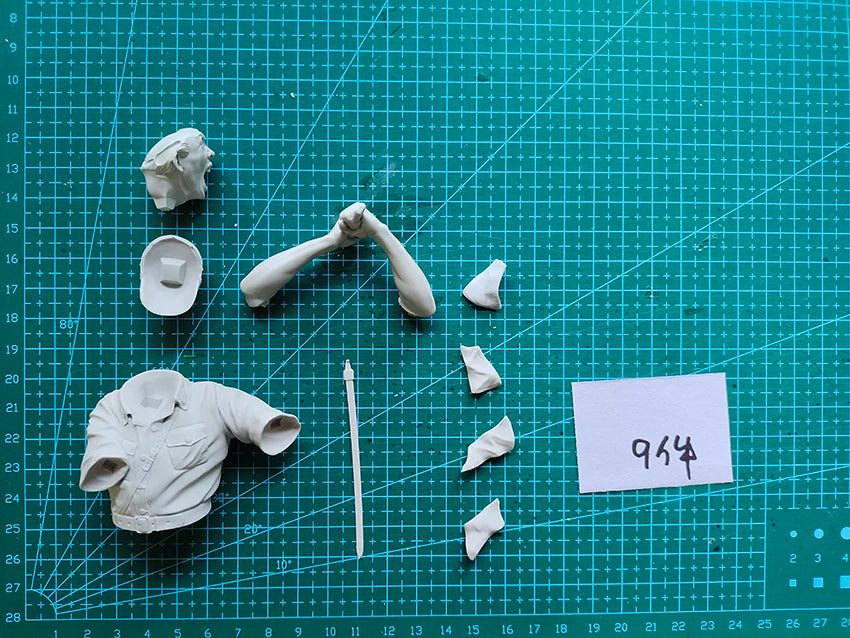 1/10 WWI German Infantry Attacking with Bayonet, Resin Model Bust Kit, Unassembled and Unpainted