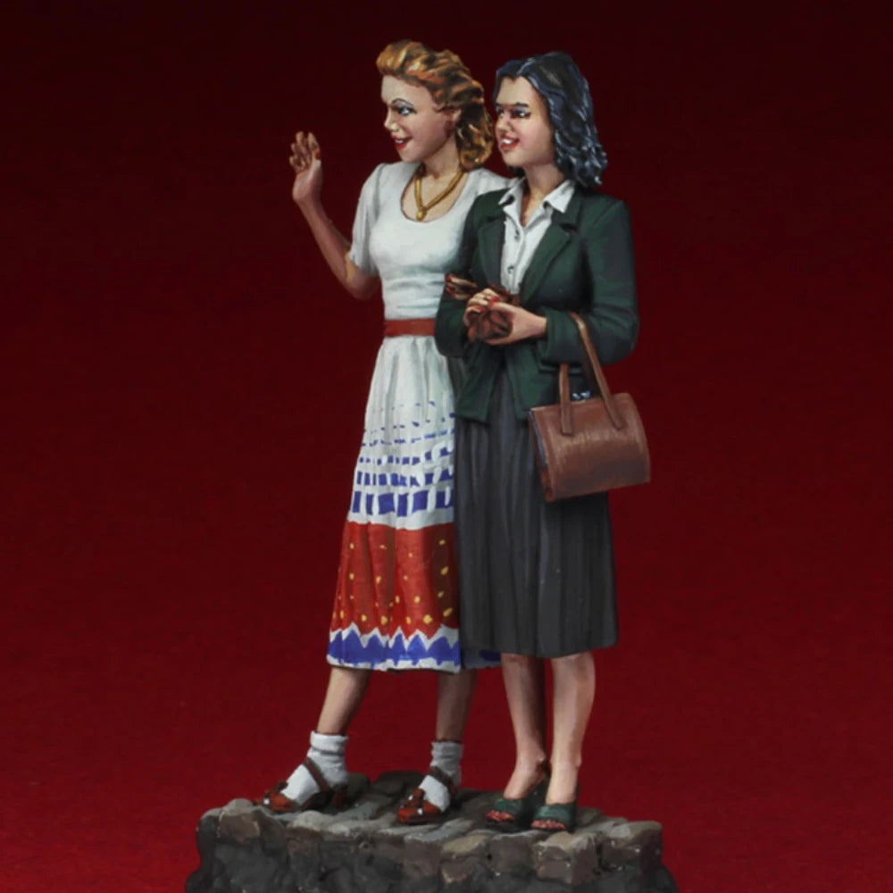 1/35 Cold War Era Civilian Couple, 2 Figures, Resin Model Figure Kit, Unassembled and Unpainted