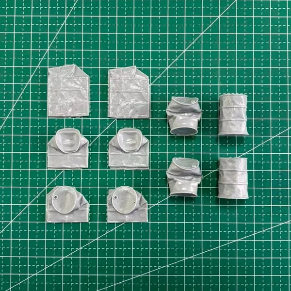 1/35 WWII Crushed Fuel Barrels, Resin Model Diorama Kit, Unassembled and Unpainted
