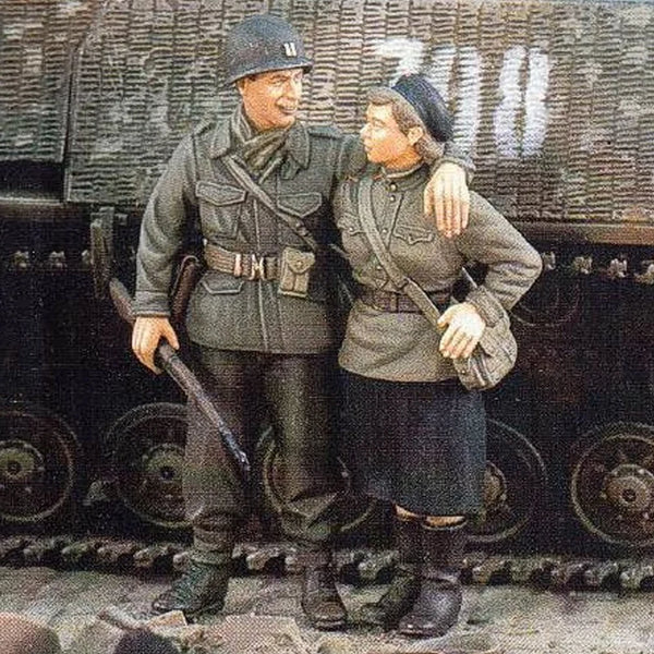 1/35 WWII German Panzer Officers Conferring, 2 Figures, Resin Model Figure Kit, Unassembled and Unpainted