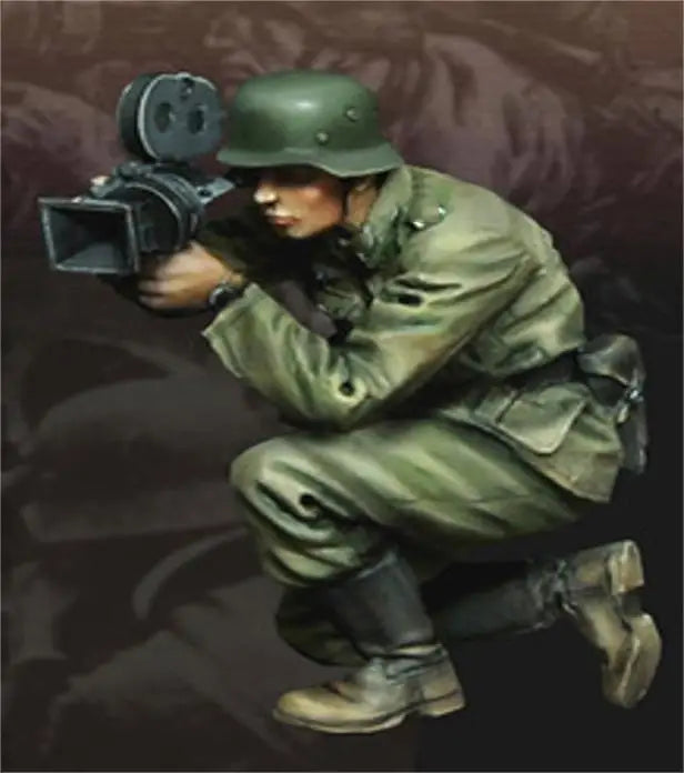 1/35 WWII German Soldier with Communication Equipment, Resin Model Figure Kit, Unassembled and Unpainted
