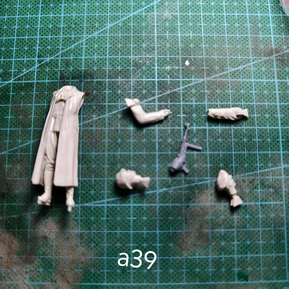 1/35 WWI Infantry with Greatcoats and Puttees, 3 Figures, Resin Model Figure Kit, Unassembled and Unpainted
