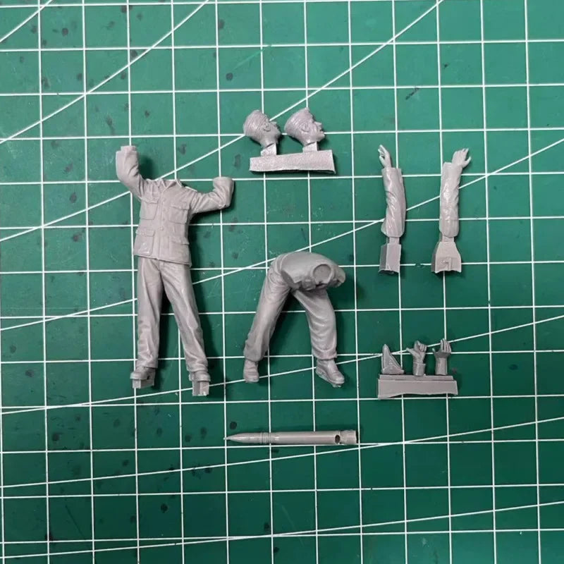 1/35 WWII Tankers Loading Ammunition, 3 Figures, Resin Model Figure Kit, Unassembled and Unpainted