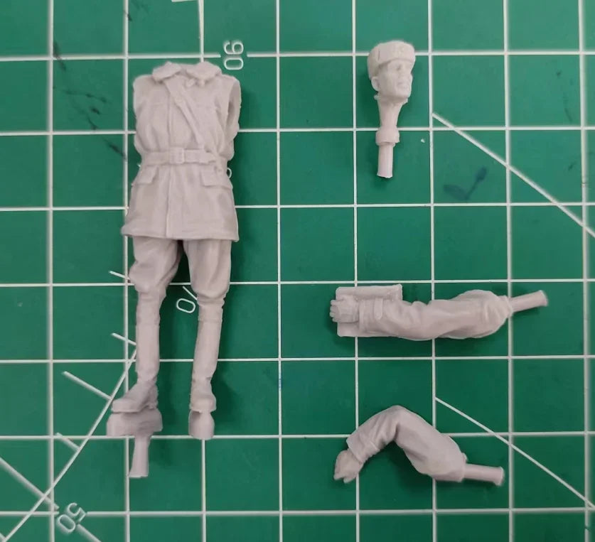 1/35 WWII Soviet Officer in Khaki Summer Uniform, Resin Model Figure Kit, Unassembled and Unpainted