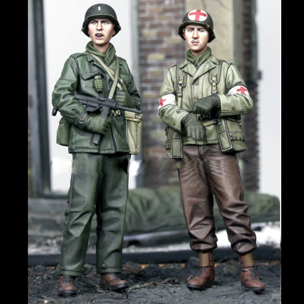 1/35 WWII US Medic with Combat Rifleman, 2 Figures, Resin Model Figure Kit, Unassembled and Unpainted