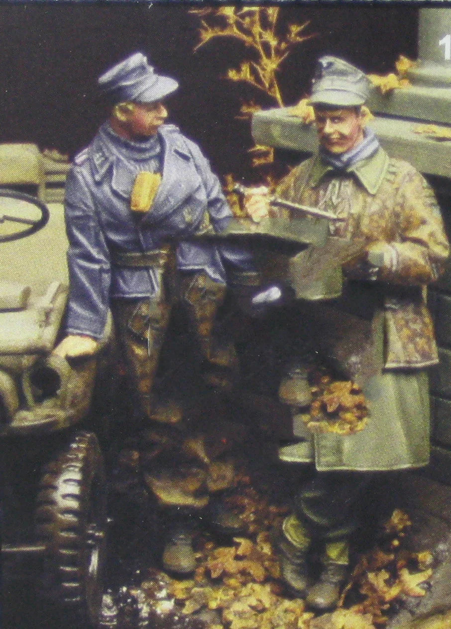1/35 WWII German Officer Inspecting Infantryman, 2 Figures, Resin Model Figure Kit, Unassembled and Unpainted