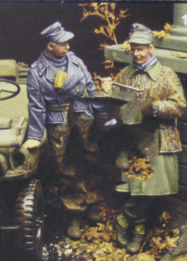 1/35 WWII German Officer Inspecting Infantryman, 2 Figures, Resin Model Figure Kit, Unassembled and Unpainted
