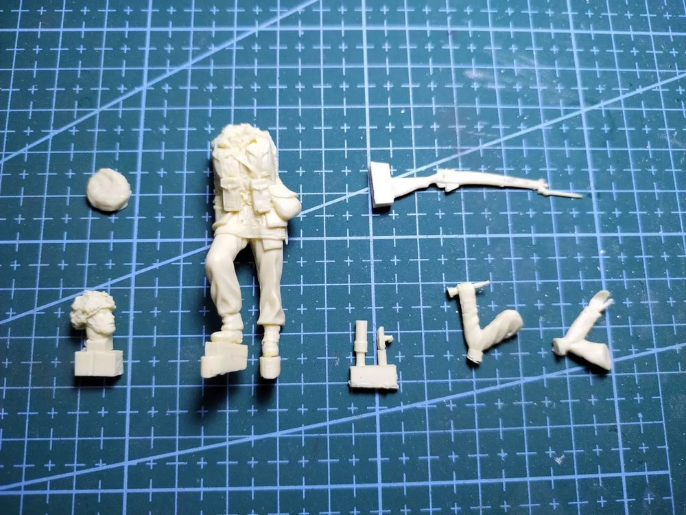 1/35 WWI British Infantryman Advancing with Bayonet, Resin Model Figure Kit, Unassembled and Unpainted