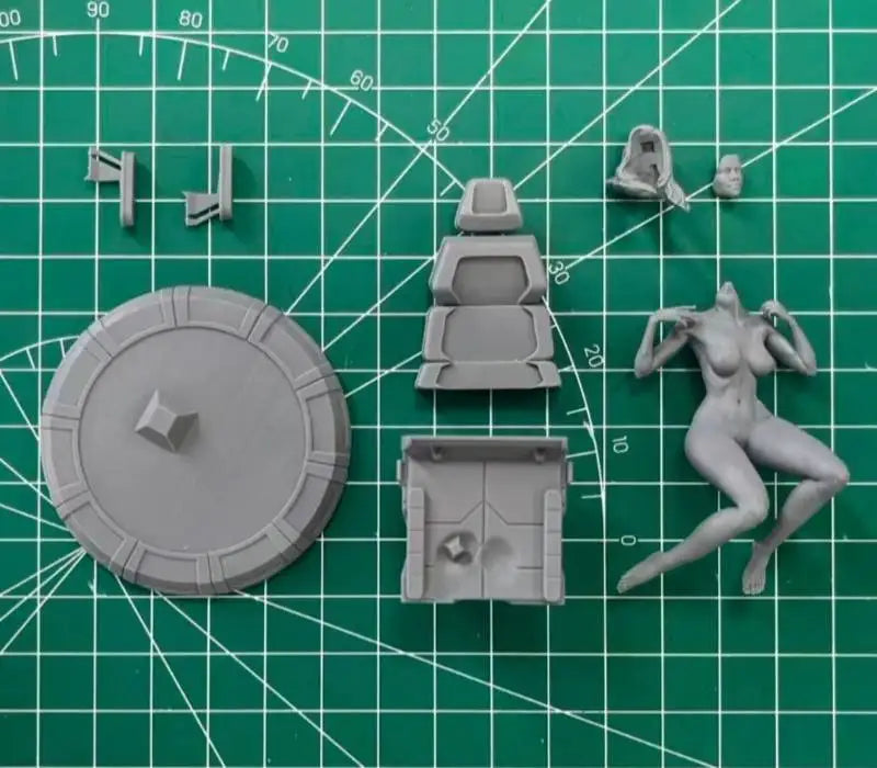 1/24 Female Starship Warrior, Resin Model Figure Kit, Sci-Fi Theme, Unassembled and Unpainted
