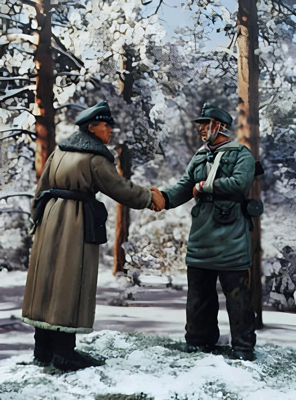 1/35 WWII German Officer and Wounded Soldiers, 2 Figures, Resin Model Figure Kit, Unassembled and Unpainted