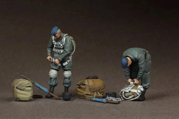 1/35 WWII German Fallschirmjäger with Blue Parachutes, 2 Figures, Resin Model Figure Kit, Unassembled and Unpainted