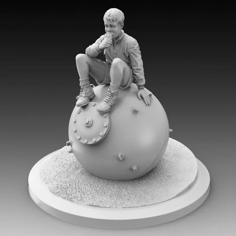1/35 Boy with Ice Cream, Resin Model Figure Kit, Historical Theme, Unassembled and Unpainted