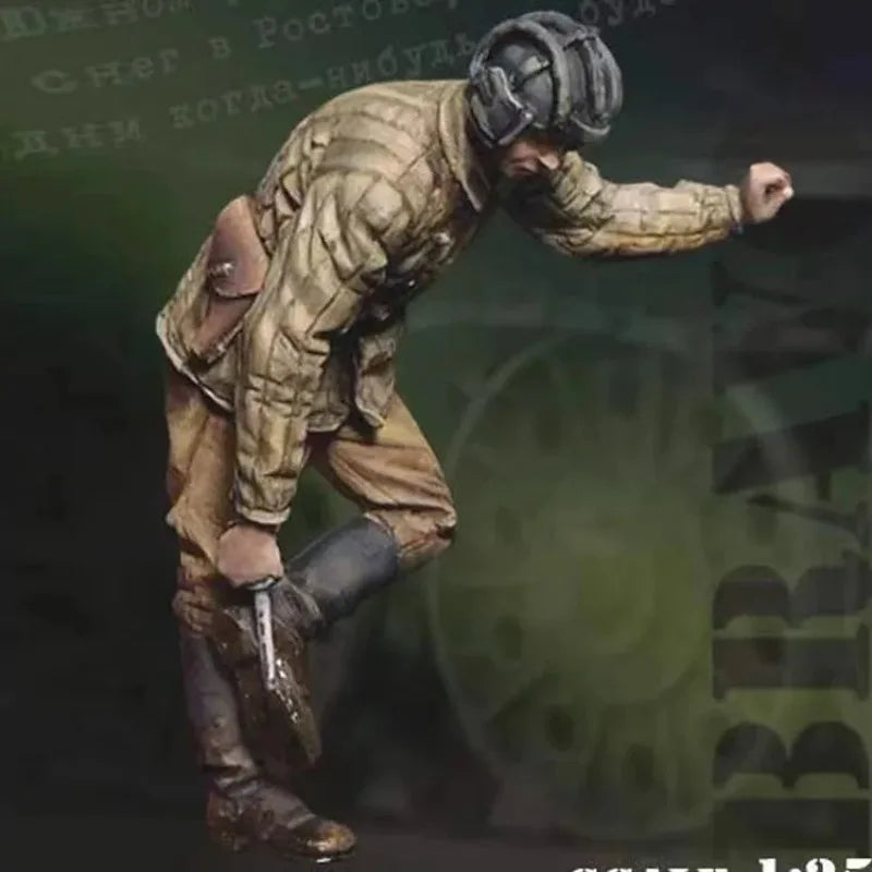 1/35 Cold War Soviet Tank Soldier, Resin Model Figure Kit, Unassembled and Unpainted