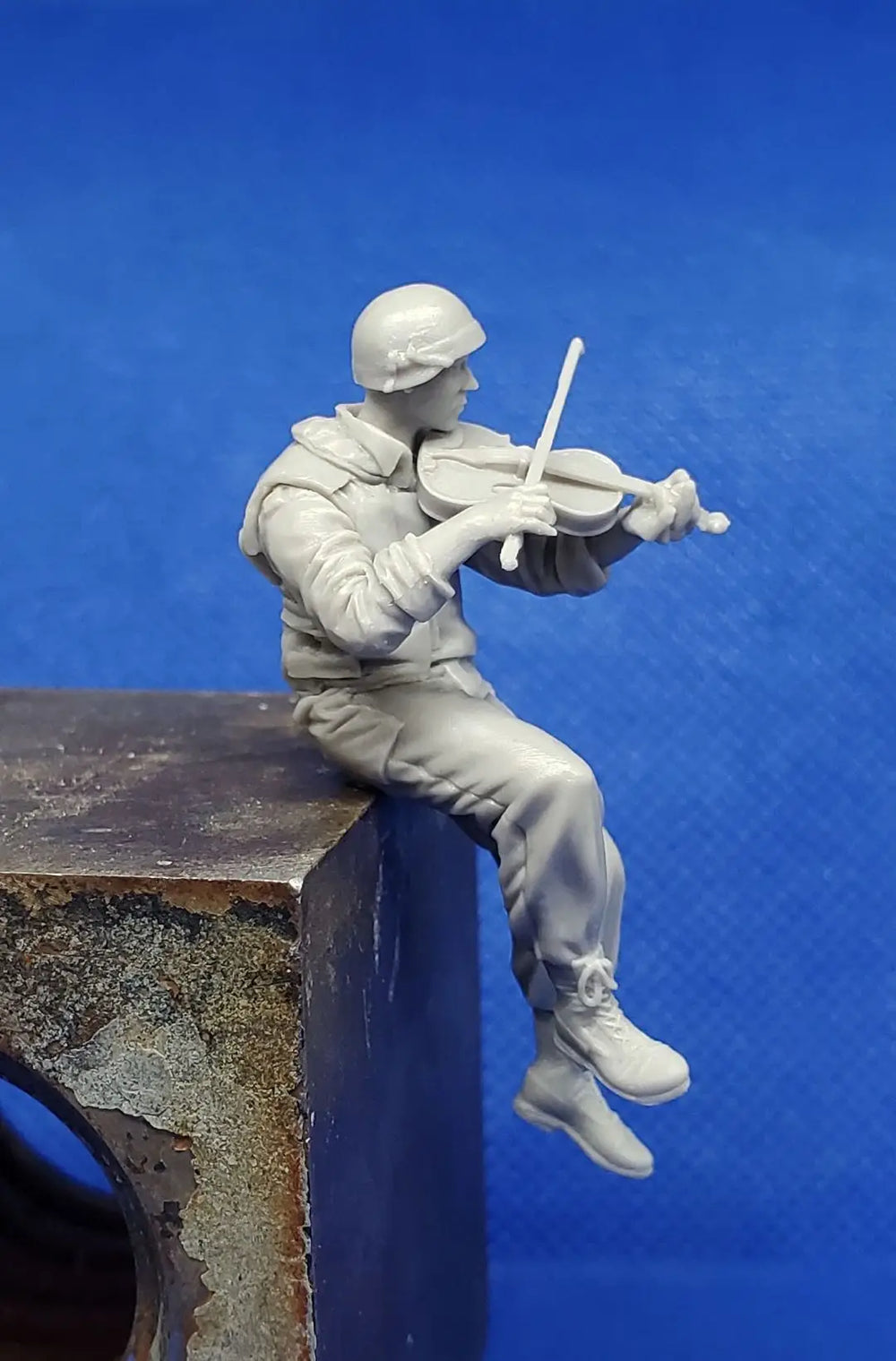 1/35 Modern Israeli Soldier Crouched on Ledge Aiming Rifle, Resin Model Figure Kit, Unassembled and Unpainted