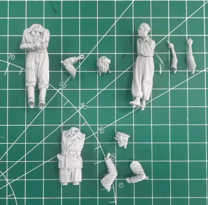 1/35 WWII Soviet Tank Crew with Boy, 5 Figures, Resin Model Figure Kit, Unassembled and Unpainted