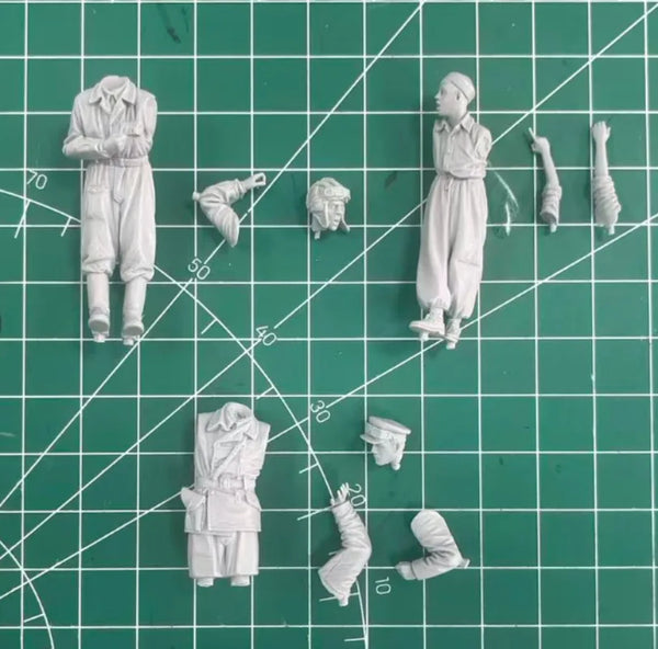 1/35 WWII Soviet Tank Crew with Boy, 5 Figures, Resin Model Figure Kit, Unassembled and Unpainted