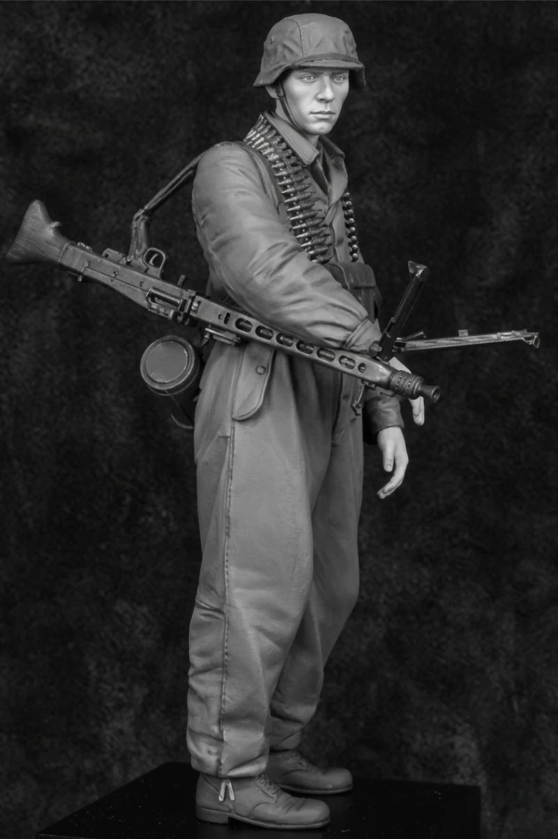 1/16 WWII German MP40 Gunner with Ammunition Belts, Resin Model Figure Kit, Unassembled and Unpainted