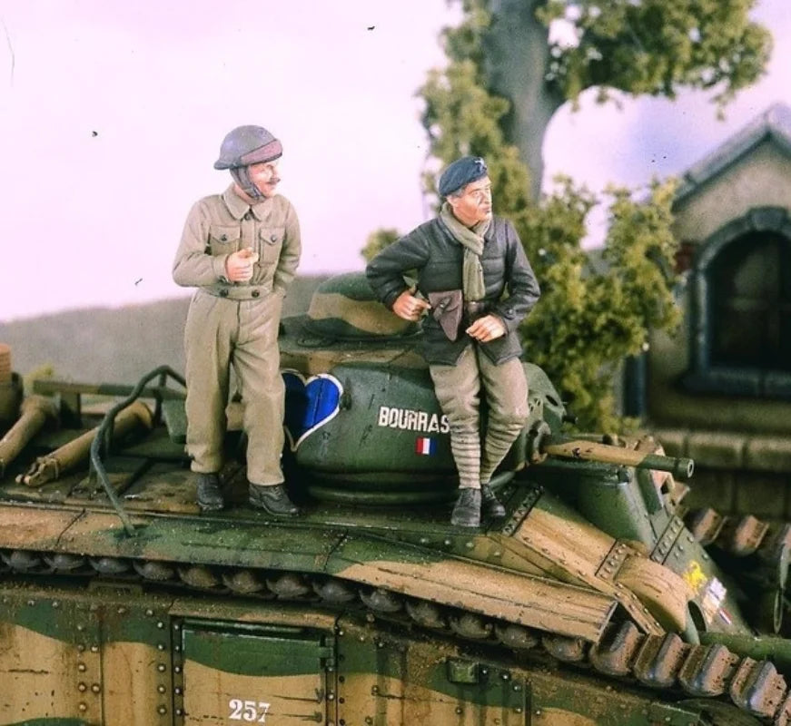 1/35 WWII French Tank Crew, 2 Figures, Resin Model Figure Kit, Unassembled and Unpainted