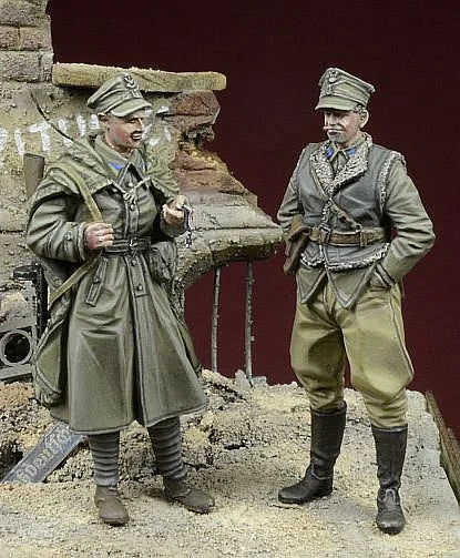 1/35 WWII Polish Soldiers Berlin, 2 Figures, Resin Model Figure Kit, Unassembled and Unpainted