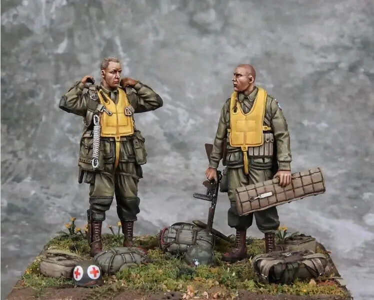 1/35 WWII Italian Officer and Ammunition Bearer, 2 Figures, Resin Model Figure Kit, Unassembled and Unpainted