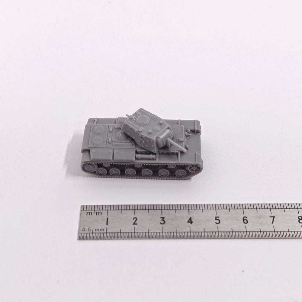 1/144 WWII Soviet KV-1E Heavy Tank, 2 Figures, Resin Model Vehicle Kit, Unassembled and Unpainted