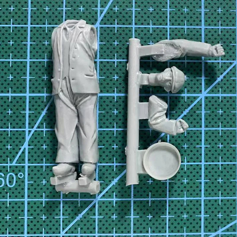 1/35 Elderly Civilian with Bucket, Resin Model Figure Kit, Historical Theme, Unassembled and Unpainted