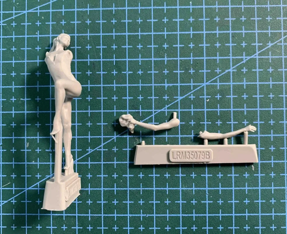 1/35 Young Woman Bathing Scene, Resin Model Figure Kit, Unassembled and Unpainted