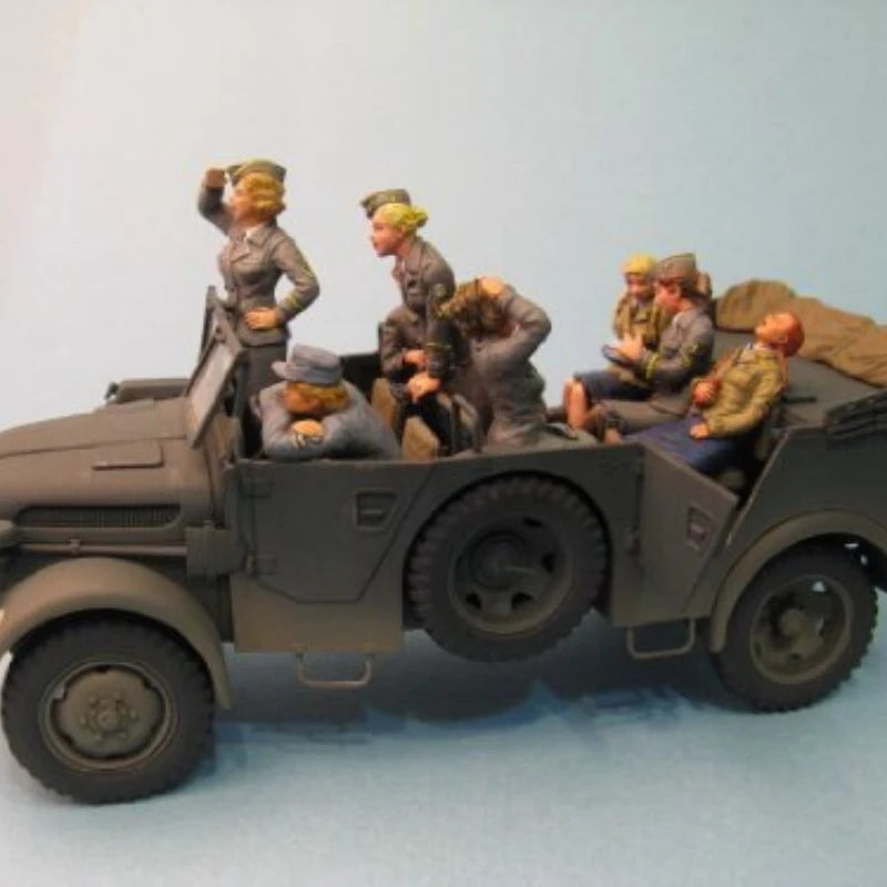 1/35 WWII German Support Staff, 8 Figures, Resin Model Figure Kit, Unassembled and Unpainted