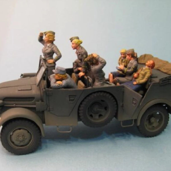 1/35 WWII German Support Staff, 8 Figures, Resin Model Figure Kit, Unassembled and Unpainted