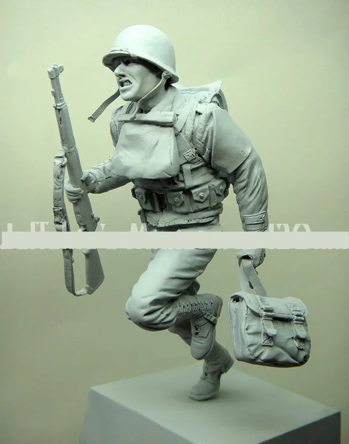 1/16 WWII German Infantryman Charging Forward, Resin Model Figure Kit, Unassembled and Unpainted