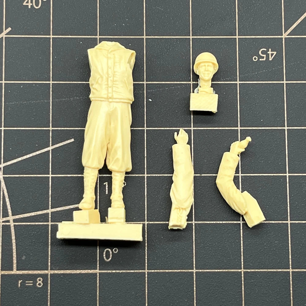1/35 WWII Soviet Infantryman in Khaki Tunic Advancing, Resin Model Figure Kit, Unassembled and Unpainted
