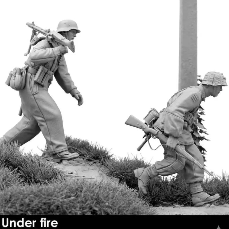 1/35 WWII German Infantry Squad Advancing, 2 Figures, Resin Model Figure Kit, Unassembled and Unpainted