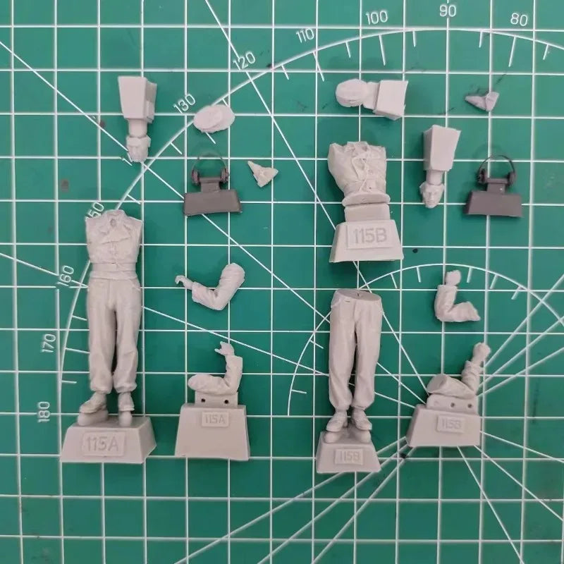 1/35 WWII German Tank Radio Operator in Headset, 2 Figures, Resin Model Figure Kit, Unassembled and Unpainted