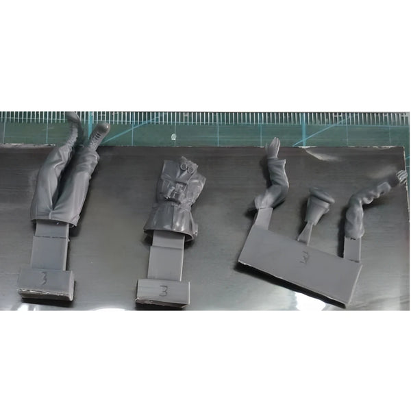 1/35 WWII German Panzer Commander with Binoculars, Resin Model Figure Kit, Unassembled and Unpainted