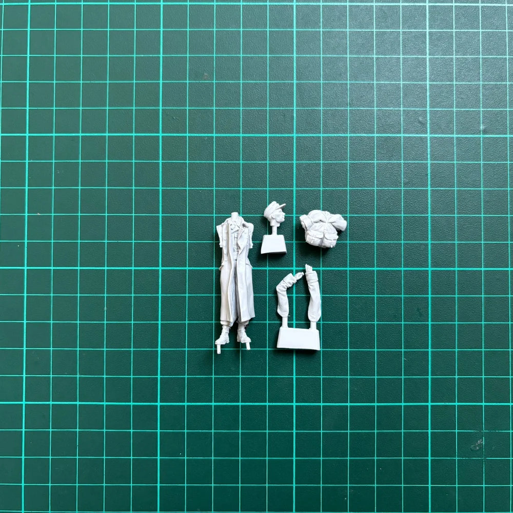 1/35 WWII German Infantry in Greatcoat with Rifle, Resin Model Figure Kit, Unassembled and Unpainted
