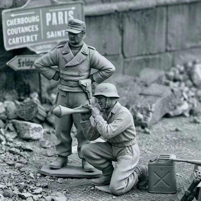 1/35 WWII Infantry Liberation, 2 Figures, Resin Model Figure Kit, Unassembled and Unpainted