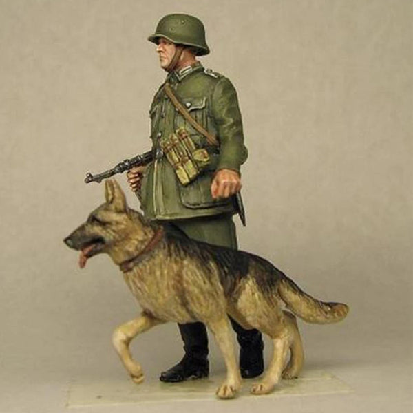 1/35 WWII German Infantryman Mounted on Military Dog, Resin Model Figure Kit, Unassembled and Unpainted