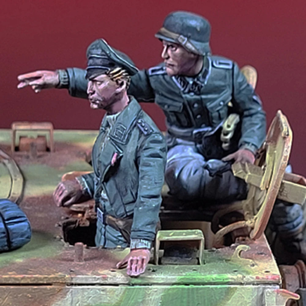 1/35 WWII German Officers and Soldiers, 2 Figures, Resin Model Figure Kit, Unassembled and Unpainted