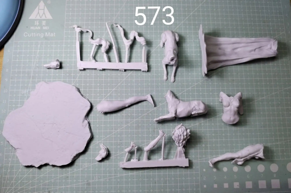 1/24 Dark Fantasy Sorceress with Familiars, Resin Model Figure Kit, Fantasy Theme, Unassembled and Unpainted